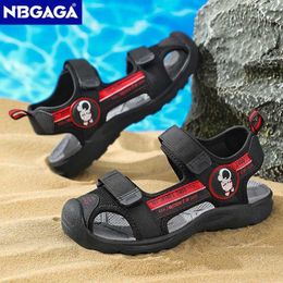 Sandaler 2024 Summer Beach Shoes Childrens Stängt tå andas Sandaler Barn Fashion Soft Sole Sports Beach Shoesl240510