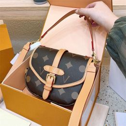 10A Fashion Bags Luxury Shield Bb Style Masculine Handbags Bag Saumur Outfit Bag6855 Letter Fashion Cross Body Shoulder Saddle Middle A Icqm