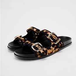 Frauenschuhe Sommer Neues Produkt Leopardenmuster runder Kopf Flachboden Schnalle Dicke Boden lässige Sandalen Pantoffeln für Frauen