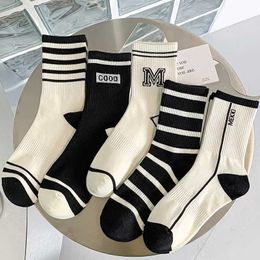 Kids Socks 5 pairs of fashionable and fashionable womens suits black and white striped socks minimalist sports style medium length socks d240513