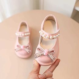 Sandals 2024 New Childrens Elegant Bow Princess Shoes PU Leather Sandals Childrens and Girls Party Dress Beaded Pearl Dance ShoesL240510