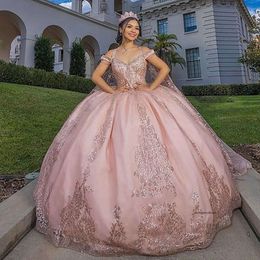 2024 Sexig rosa quinceanera klänningar bollklänning från axel rosguld paljett snörsapplikationer kristallpärlor puffy party klänning prom afton klänningar med kappa 0513