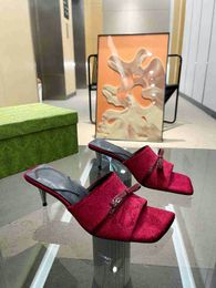 Designer sandali di tallone medio di lussuoso sandali di tallone da donna Muli di moda per la moda slittatori sandalo velluto scivolo su scarpe casual in pelle di agnello Flops flops Bowtie taglia 35-41