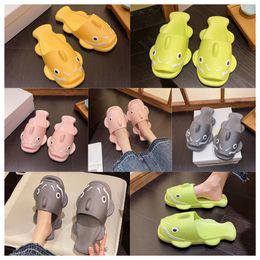 2024 Luxury Designer Funny Personalised Slippers Men Wearing Externally Summer Home pink green Non slip Soft Sole Couples Stepping Feeling Cool sandal Women