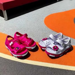 Sandali simpatici fiore di cartone animato Slide punta aperta per bambini e ragazze cavo eva scivolo esterno per bambini casual sola sandals da spiaggia anti -slip sandalsl240510