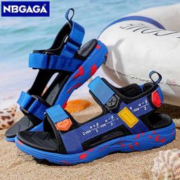 Sandálias de verão praia menino infantil sandálias sapatos de moda leve anti -deslize sola de couro sombrio de couro comfortablel240510