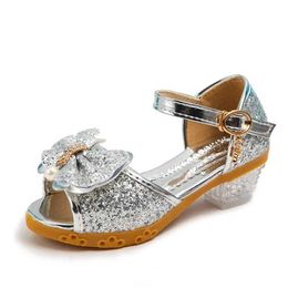 Сандалии детская обувь 2023 Новая осенняя повседневная флэш -лук детская обувь высокая каблука для девочек обувь мода принцесса танцевальная вечеринка SandalSl240510