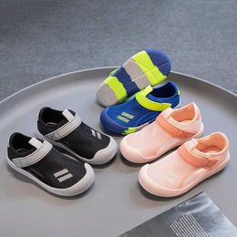 Sandals Girls Sandals Primavera e Verão Childrens fechado Sports Shoes de praia Meninos vestindo rosa preto e azul Shoesl240510