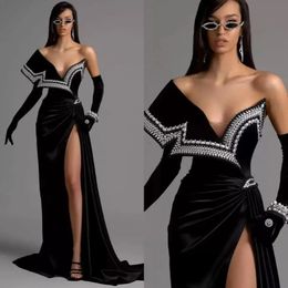 2023 Black Velvet Evening Gowns Sweep Train Off the Shoulder Mermaid Prom Dresses High Slit Pearls Vestidos Formal Cele GW0210 274V