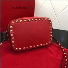 2024 Event Layer Bags Rock Stud Lady Vo Valentteno Purse Top Small Genuine S Leather Women New Cowhide Bag Shoulder Versatile Rivet Crossbody X01R