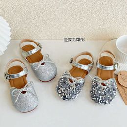 Sandals Spring/Summer Korean Edition Childrens Baotou Girls Silver Sequin Princess Shoes Bow and Sky Sparkling Crystal H240513