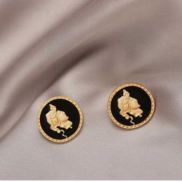Stud Vintage Emboss Women Head Coins Clip On Earrings Matte Gold Round Button Without Piercing for Women Ear Clips Jewellery J240513
