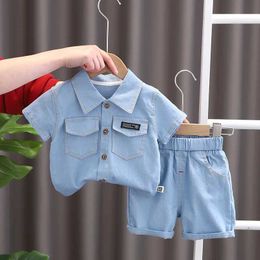 Clothing Sets 2024 Boys Fashion Set Childrens Polo Neck Short Sleeve Pocket Jeans Summer New Childrens Shirt Casual Pants Two piece Set 12M-5 Years OldL2405