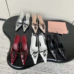 MM Designer Women Women Muiu Brand Shoes Brand Luxury Punta Scarpe da sera per feste di gattino Slingback in pelle Slingback Pompe Shone sandali in metallo Scarpe sandali in metallo