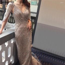 Party Dresses SERENE HILL Dubai Gray Nude Sleeveless Luxury Beaded Evening 2024 Formal Gowns With Cape Crystal Shawl Yarn GLA70382
