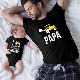 Family Matching Outfits 1pc Family Matching Clothes Papa and Papas Little Helper Father and Son Summer Tops Dad and Boys Short Sleeve Matching Clothing T240513