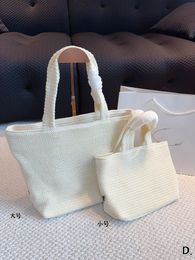 A simple and elegant handbag is very versatile