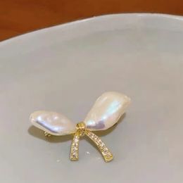 不規則な真珠の弓のブローチ、ダイヤモンドクリスタルラインストーンラペルピン、非スリップバックル衣類アクセサリー