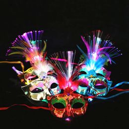 Ljus upp Flash LED GLOW 10st Feather Masquerade Venetian Masks Costumes Birthday Wedding Party Costume Halloween Christmas 2024425