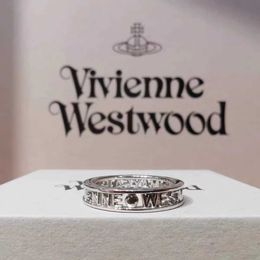 Estrela de marca Mesmo Westwoods Hollow Out Letter Classic Ring Moda e versátil para homens Mulheres Minimalista Bracelet Unhe