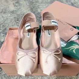 Bow Luxury Silk Round Toe Women S Ballet Flat Shoes Strap Boat Designer Shoes Bottom Mary Jane Comfortable Retro Elastic Band Shallow Mouth Single Shoe DH