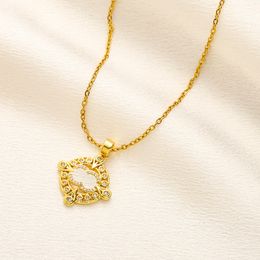 Boutique 18K Gold B uma colar de colar de prata de 925 banhado prateado