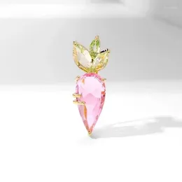 Brooches Transparent Glass Super Flash Carrot Brooch Crystal Clear Pink Radish Pin Small Cute Fruit Stone For Women's Shirt Coat