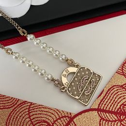 Inlay Diamond Letter Bag Pendants Designer Necklaces Brand Jewelry Pendant Choker Vogue Women Birthday Party Gifts High Texture Gold Copper Pearl Necklace