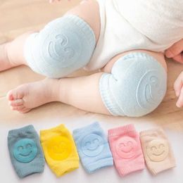 Barn strumpor 1 par söta leende baby armbågstrumpor barns knäskydd anti slip baby crawling skydd mjuka knä kuddar vinter värme2405