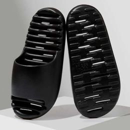 Slippers Leakage Quick-drying Soft Soled Mens Summer Womens Sandals Comfortable Wave Massage Bathroom Flip Flops H240514