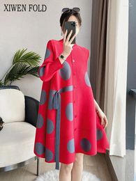 Casual Dresses XIWEN Stand Collar Three Quarter Sleeve Loose Waist Pleated Dot Single Breasted Dress For Women 2024 Spring Fashion TH1253