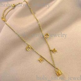 Louiseviution Necklace Designer Bracelet Luxury Jewellery Bangle Bangle Vintage Bracelet Lock Four Leaf Grass Bracelet (Female Korean Version) Mori Bracelet 369