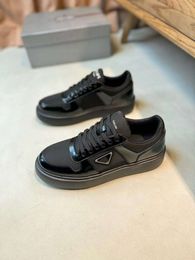 Berühmte Marken Männer lässige Schuhe Fliegen Block Sportschuhe Italien Luxus Low Tops Dreieck Abzeichen Weiß schwarzer Lederplattform Designer Sneakers Box EU 38-45