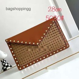 W Bags Woman Vallenteno Bag Designer Purse Fashionable Elegant Grass Leather Woven Rivet Envelope 2024 New Womens Handbag 1Y28