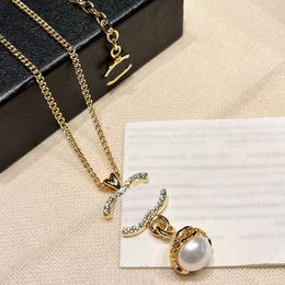 Designer de alta qualidade pingentes colares de diamante pérola letra de pingente de pingente cadeias de colar de pendente masculino feminino 18k colar de cobre de ouro para joias de casamento de amor presentes