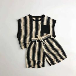 Set di abbigliamento 2024 Summer Nuovi bambini senza maniche set a maglia maglietta per bambini e ragazze a strisce+pantaloncini a 2 pezzi Cashi sottili set di canotte sottili d240514