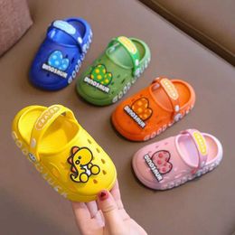 Slipper Children Cartoon Slippers Dinosaur Baby Hole Shoes 2-12 Years Old Kid Collision Resistant Home Slippers Summer Boy Beach Sandals Y240514UD2M