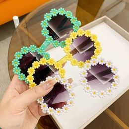 Sunglasses New type of childrens sunglasses retro round daisy shaped sunglasses for children fashionable UV400 outdoor floral goggles d240514