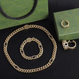 مصمم قلادة مجوهرات قلادة قطعة سميكة خطاب حلق الذهب سوار سلسلة مطلي للنساء للنساء هدايا العشاق المختارة