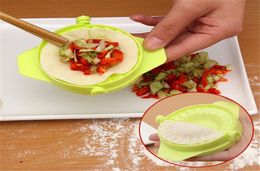DIY Dumplings Maker Tool Plastic Jiaozi Pierogi Mould 9cm Dumpling Mould Clips Baking Moulds Pastry Kitchen Tools Accessories DBC BH6490212