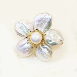 Luxo Barroce Pearl Flower Broche de traje de alta qualidade Pin temperamento Socialite Acessórios