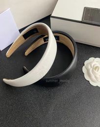 Luxury Women Headbands Classic White Black Europe US Girl Hair Jewellery Leather High Quality Headband Accessories C0389304073