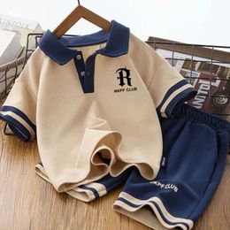 Clothing Sets Summer childrens mens clothing childrens lapel T-shirt and shorts set patch work V-neck top bottom two-piece set fashion track set d240514