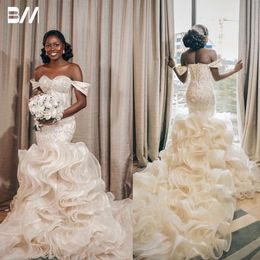 Afrikanska kvinnor pärlor paljetter bröllopsklänning elegant ruffle tåg snörning skräddarsydd sjöjungfru brudklänning klänning de mariee