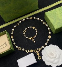 Fashion White Pearl Flower Designer Golden Chain Bracciale Collana per donne lettere chic set di gioielli per le orecchie con scatola