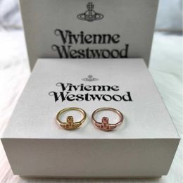 A imagem original da marca de Westwoods mostra um anel de estilo minimalista com unhas de tábua alta