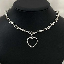 Pendant Necklaces Small Thread Bracelet Iron Heart Necklace Womens Hip Hop Gothic Punk Style Bow Tie Small Thorn Chain Necklace J240513