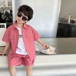 Clothing Sets 2024 Summer New Boys Clothing Set Double Pocket Polo Neckline Shirt+Baby Shorts 2PCS Casual Fashion Childrens Clothing Set 2-7Y d240514