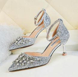 Luxury Big Crystal Women Wedding Sandals Pointed Toe Summer Pumps Women039s Buckle Bling Rhinestone High Heels Party Shoes Fash3630261