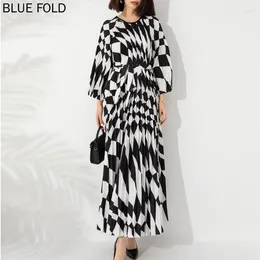 Casual Dresses MIYAKE Long Loose Large Size Dress Printed Sleeve Round Neck Pullover Waist Tie Black And White PLEATS Robe